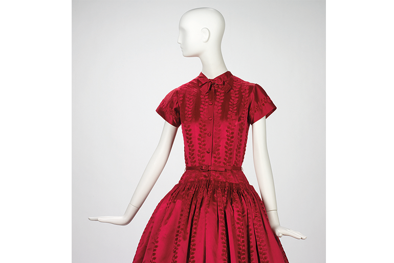 Image of a vintage red dress with short sleeves on a mannequin 