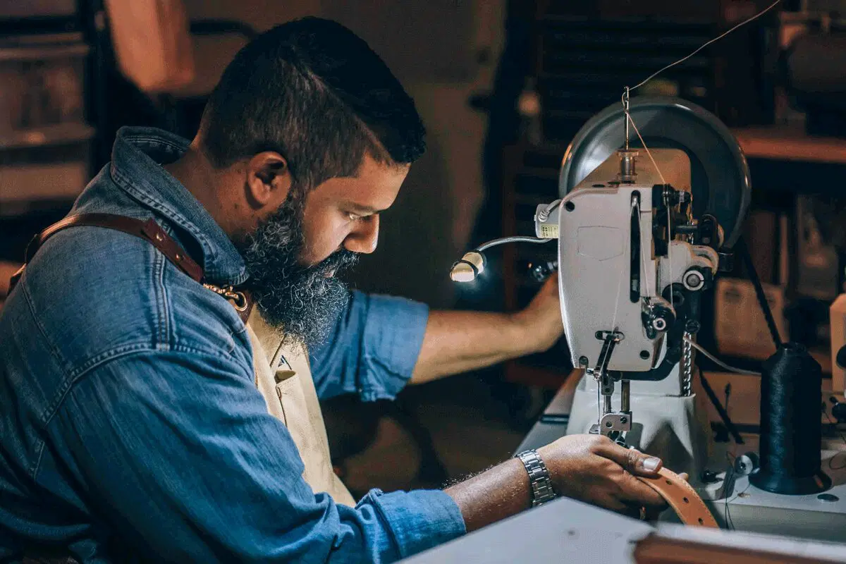 Man at a showing machine dressed in a blue shirt