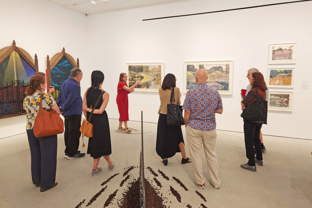 Alums looking at art in a gallery 